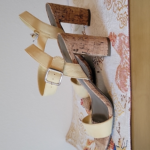 Great Condition Worthington Womens Soft Yellow Suede sandal heel shoes - Picture 4 of 7